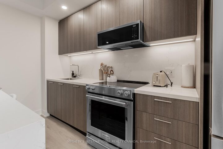 Property Photo: 29 York Garden Way 1406 ON M6A 2V1