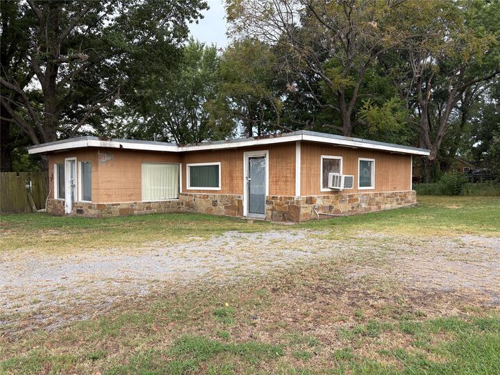 Property Photo:  712 S 3rd Street  OK 74454 