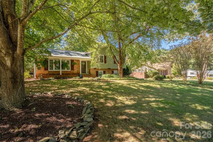 Property Photo:  1912 Wedgedale Drive  NC 28210 
