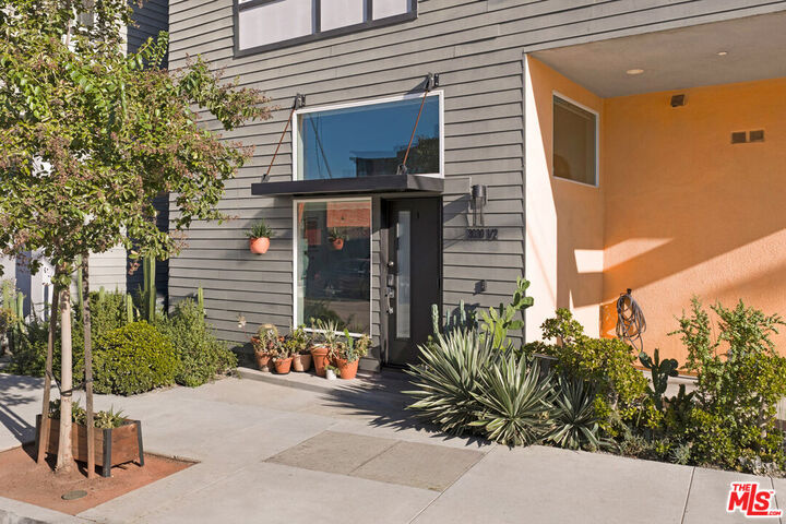 Property Photo:  3030 1/2 N Coolidge Ave  CA 90039 