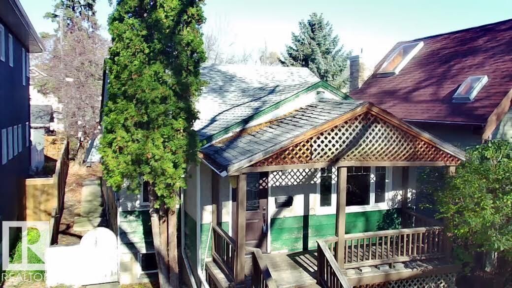 Property Photo:  9742 88 Avenue NW  AB T6E 2P9 