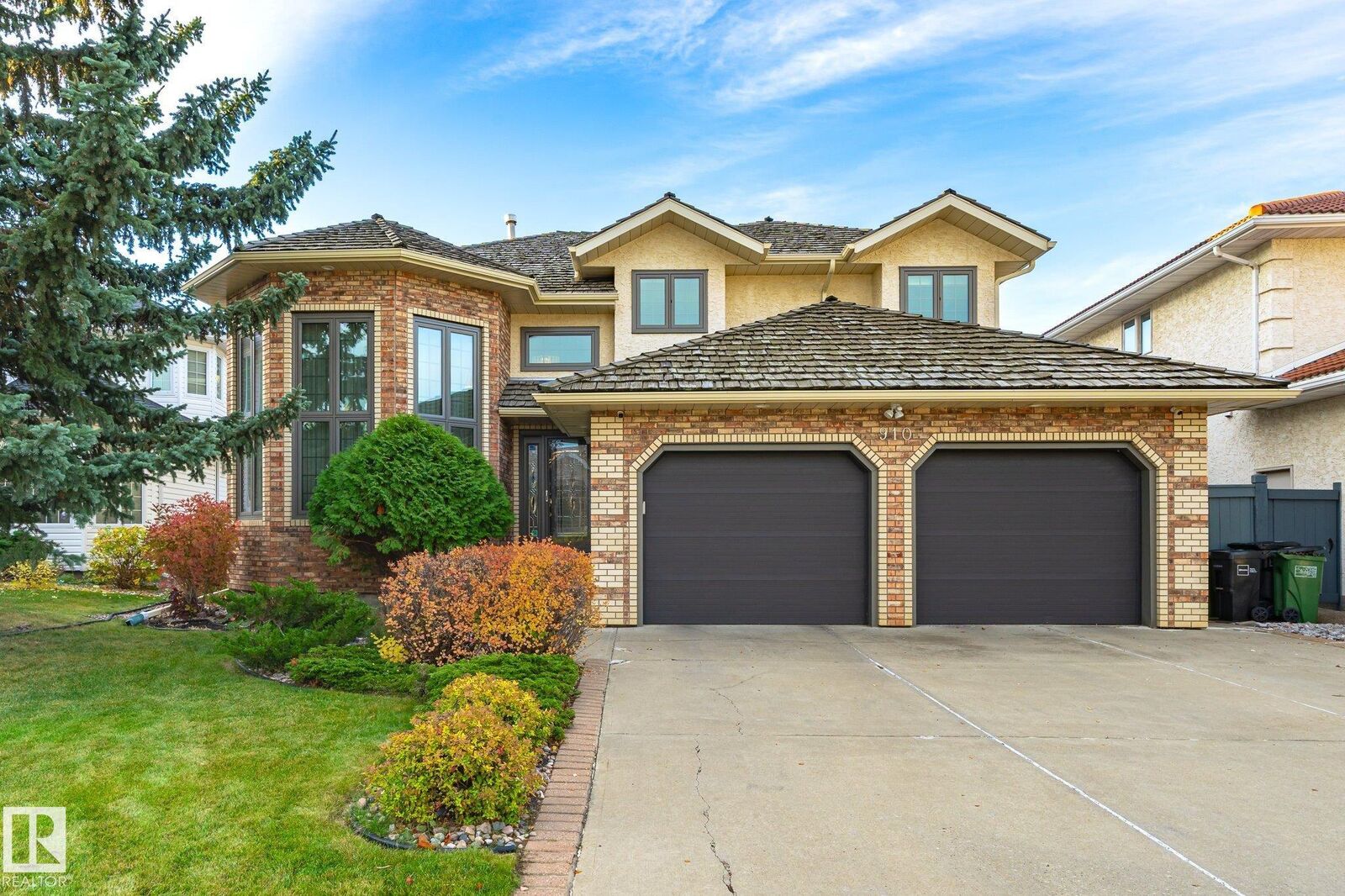 Property Photo:  910 Wallbridge Place NW  AB T6M 2L7 