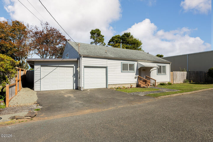 Property Photo:  208 NW 7th Street  OR 97365 