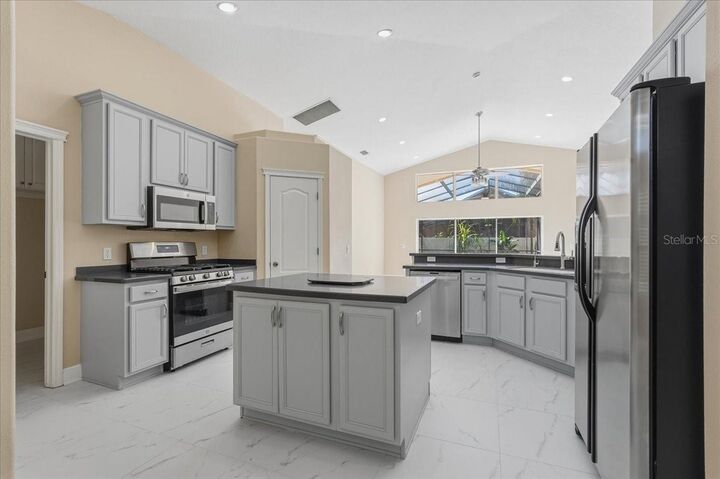 Property Photo:  8211 Canyon Creek Way  FL 33647 