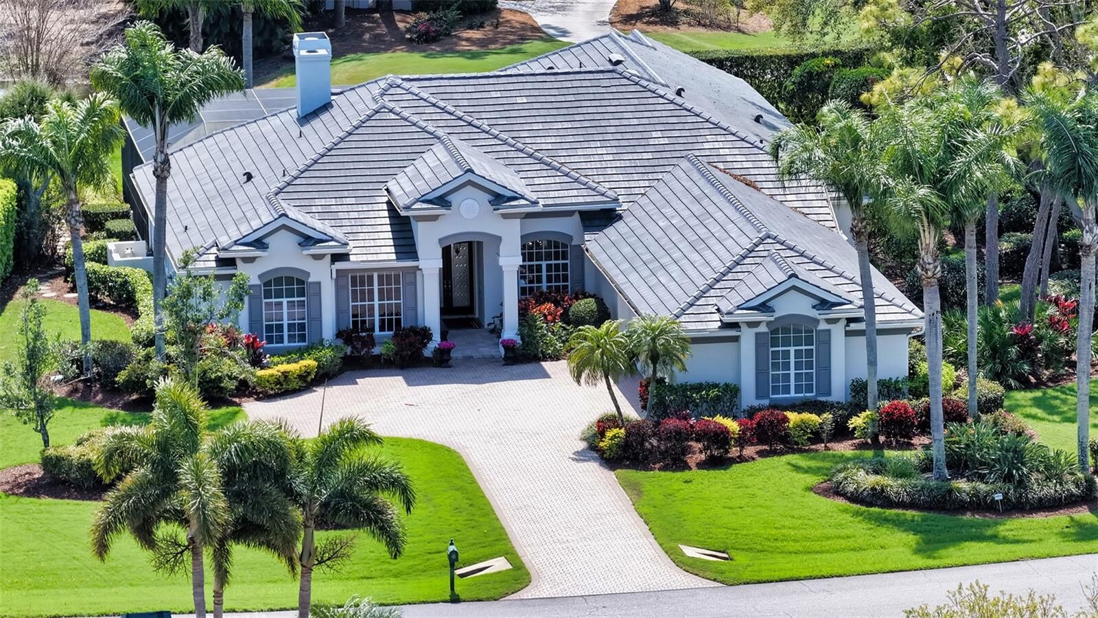 Property Photo: 642 Trenton Way FL 34229