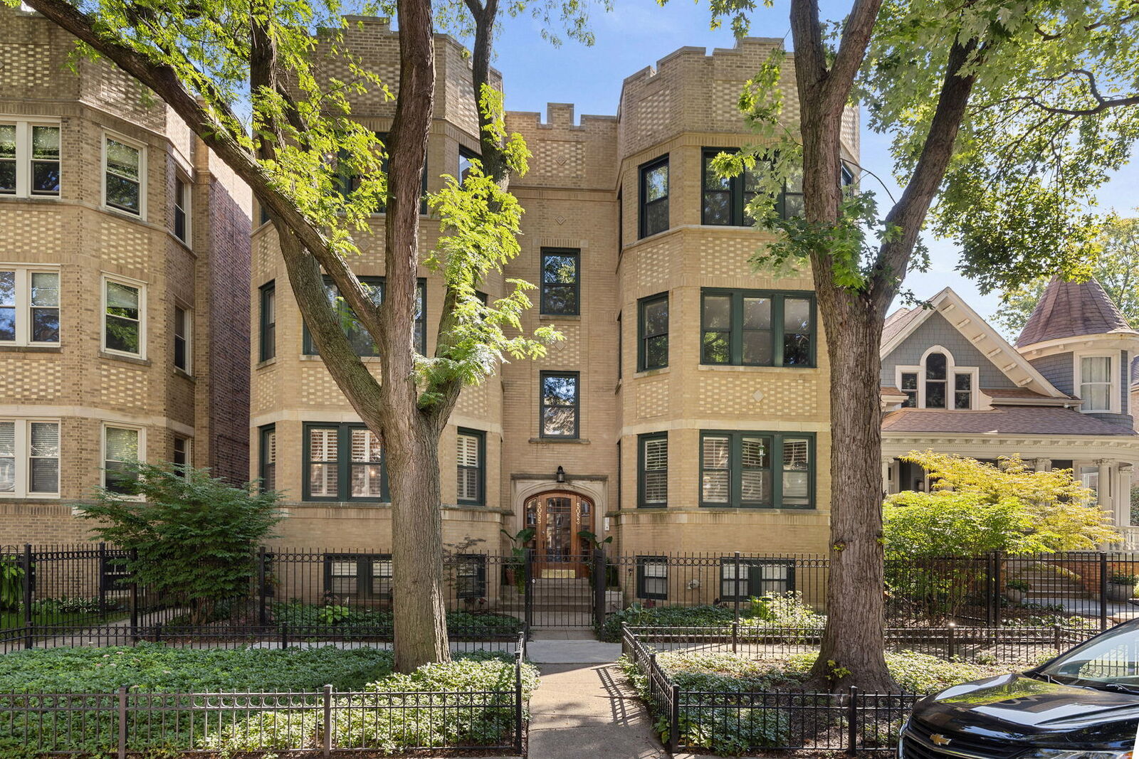 Property Photo: 5055 N Winchester Avenue 3 IL 60640