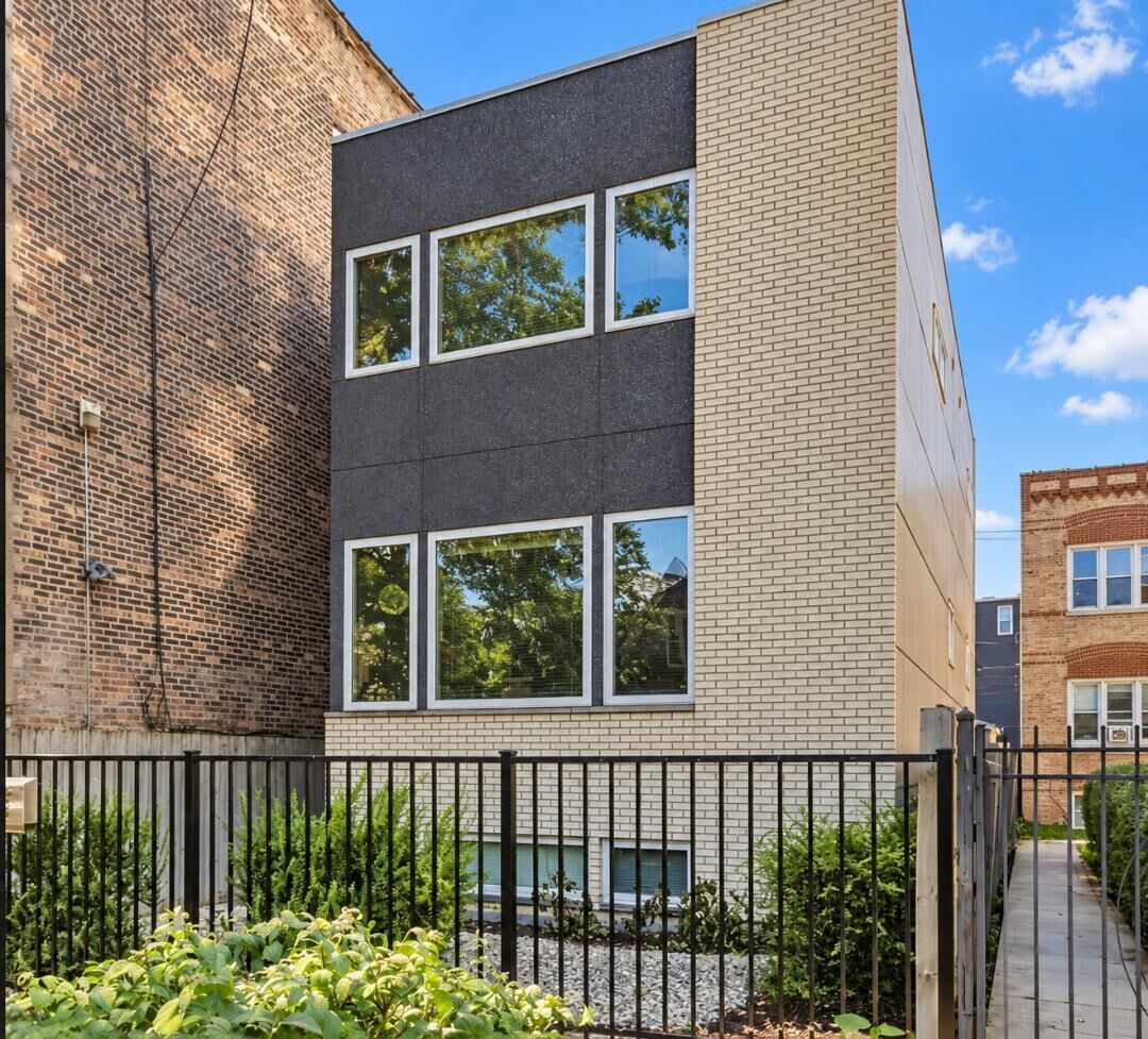 Property Photo:  914 N Richmond Street  IL 60622 