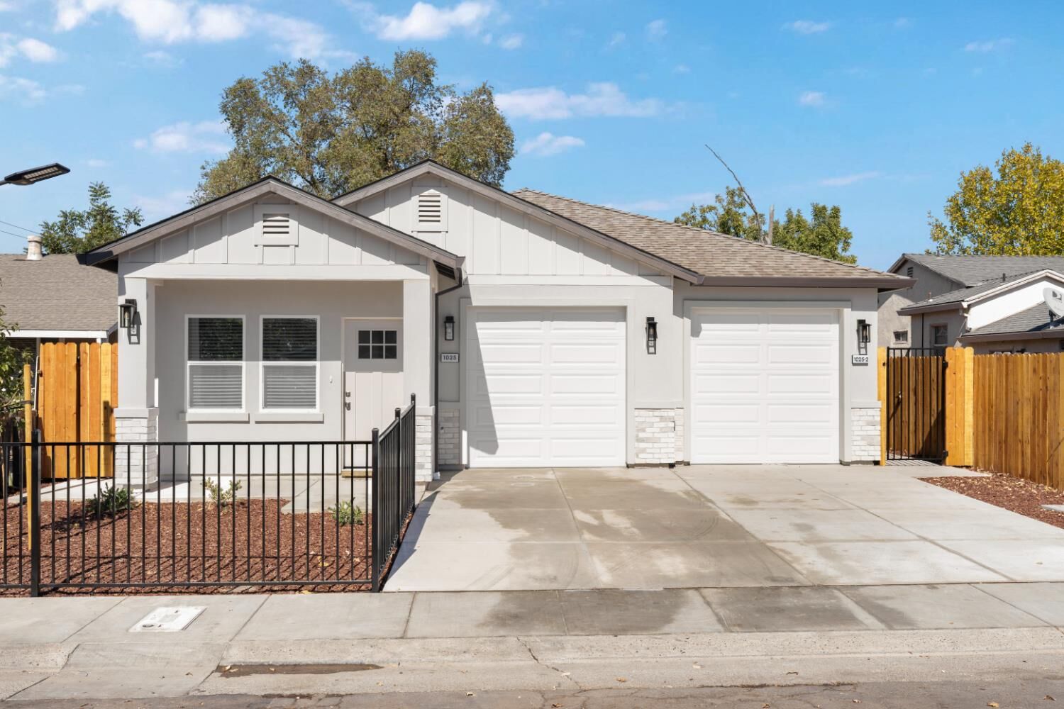 Property Photo:  1025 Las Palmas Avenue  CA 95815 