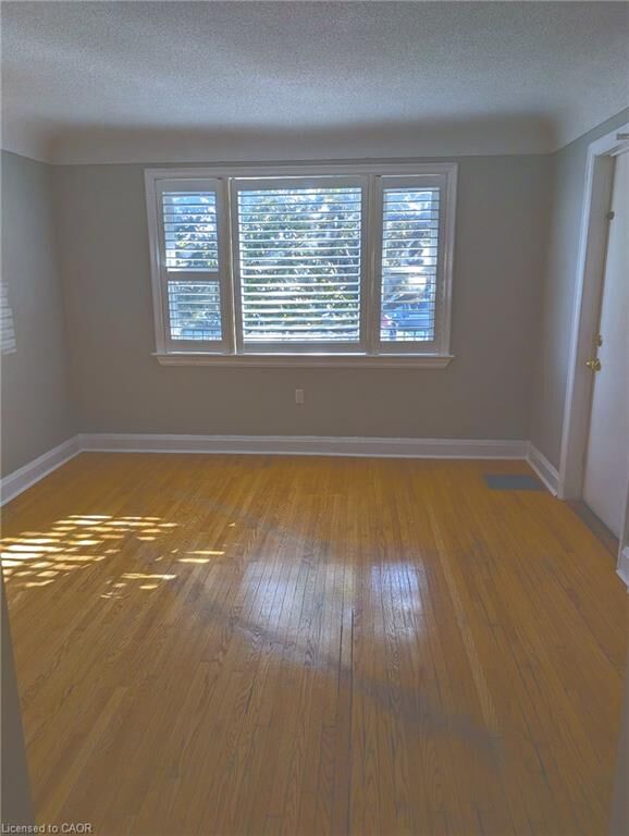Property Photo:  130 East 18th Street 1  ON L9A 4P1 