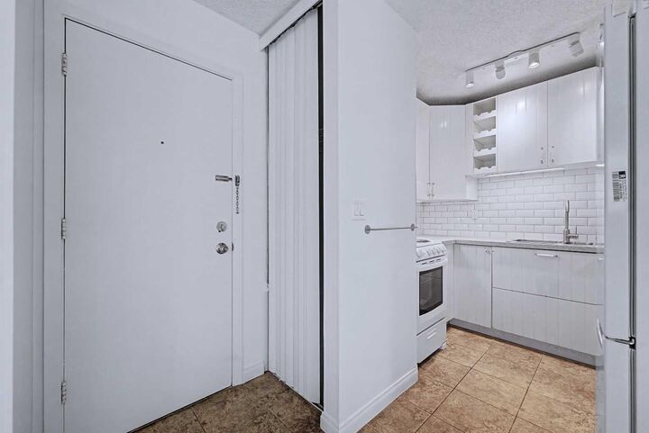 Property Photo:  5601 Dalton Drive NW 402C  AB T3A 2E2 