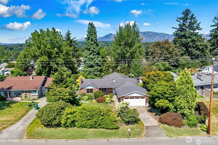 Property Photo:  1101 E 5th Street  WA 98223 