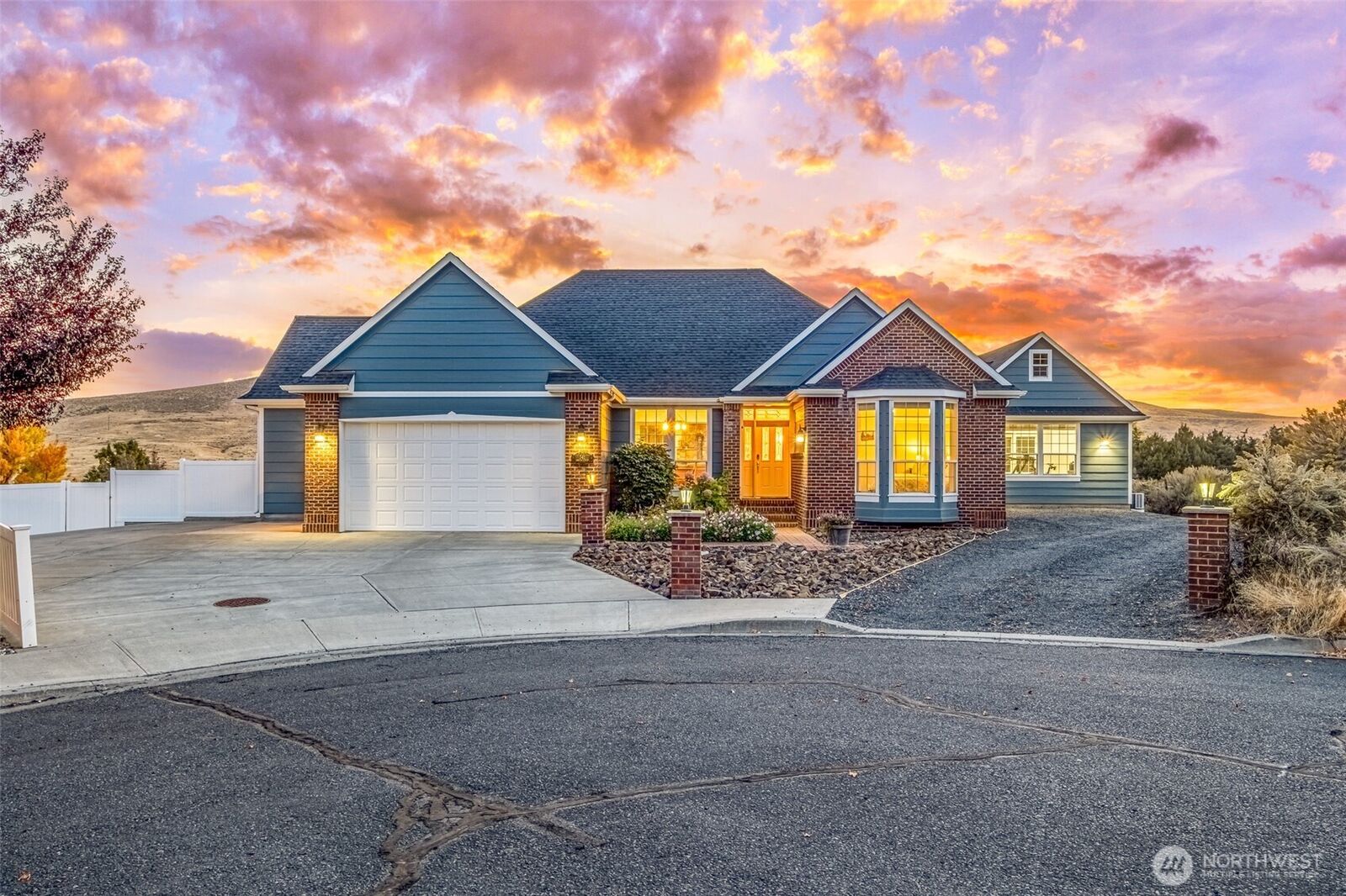 Property Photo:  341  Canyon View Crt  WA 98823 