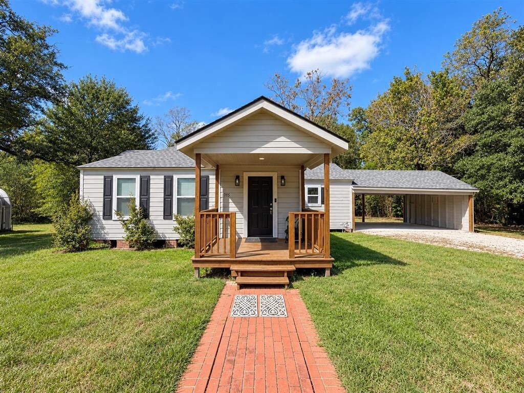 Property Photo: 715 S Division Street S LA 70634