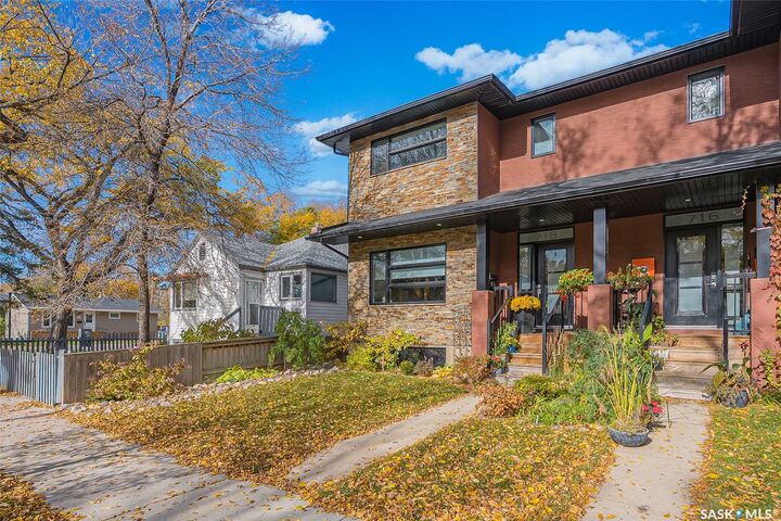 Property Photo:  718 31st Street W  SK S7L 0R6 