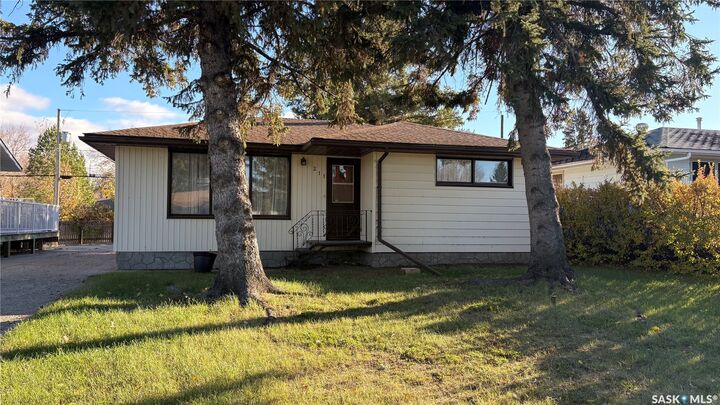 Property Photo:  211 Downey Street  SK S0G 4V0 
