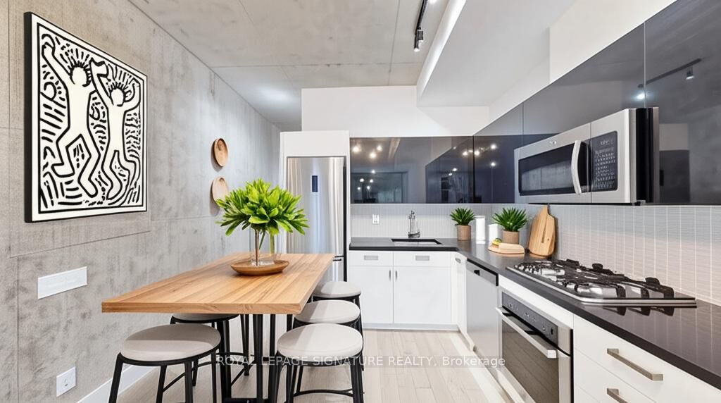 Property Photo:  39 Brant Street 203  ON M5V 0M8 