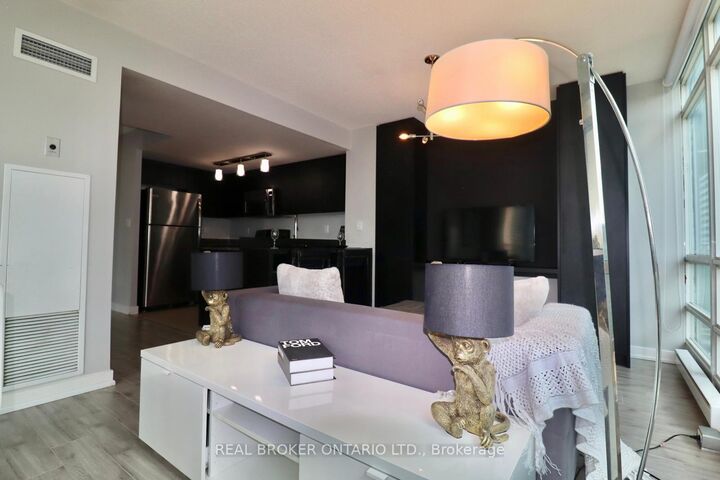 Property Photo:  381 Front Street 1902  ON M5V 3R8 