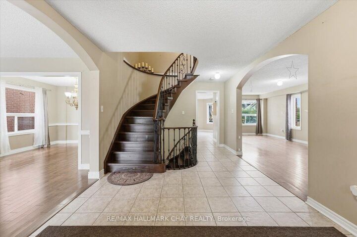 Property Photo:  484 Ferndale Drive N Main/Upper  ON L4N 0S1 