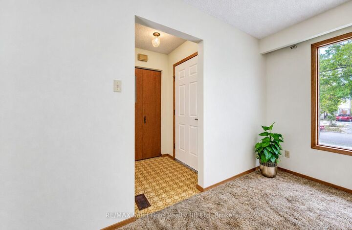Property Photo:  15 Uxbridge Crescent  ON N2E 2S2 
