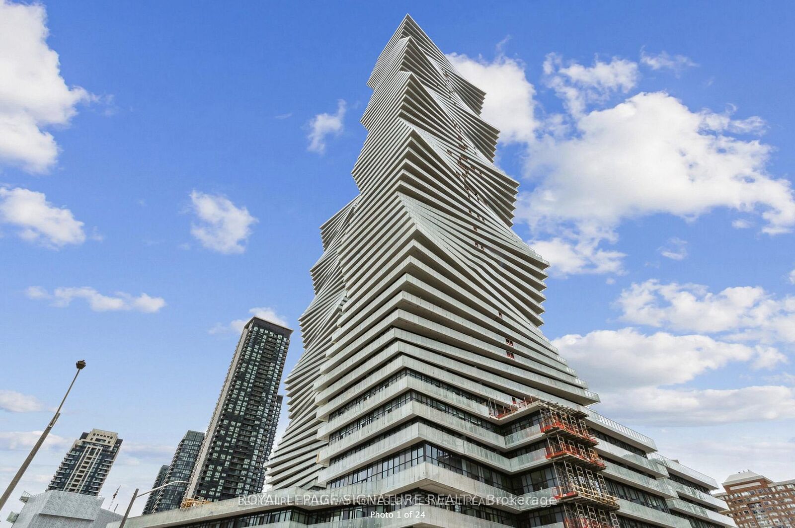 Property Photo: 3883 Quartz Road 4208 ON L5B 0M4