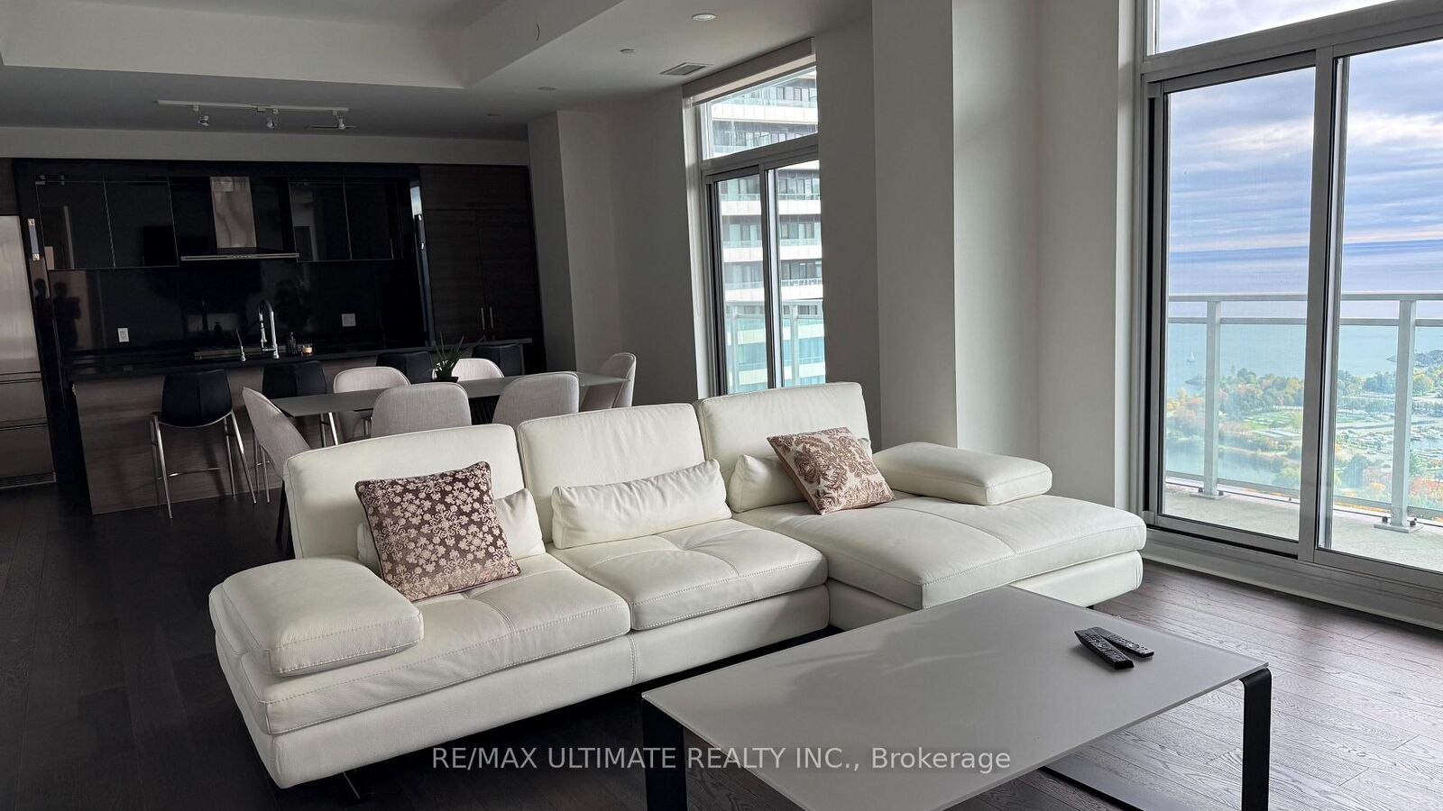 Property Photo:  33 Shore Breeze Drive 3901  ON M8V 0G1 