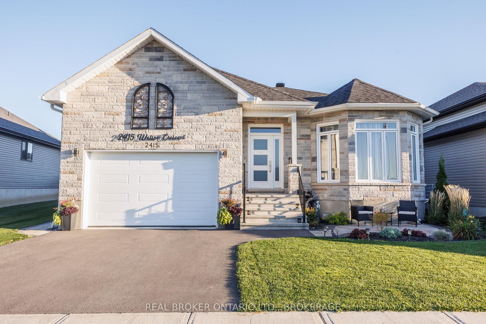 Property Photo:  2415 Watson Crescent  ON K6H 0H8 
