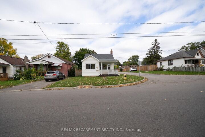 Property Photo:  364 Wellington Street  ON N3S 4A6 