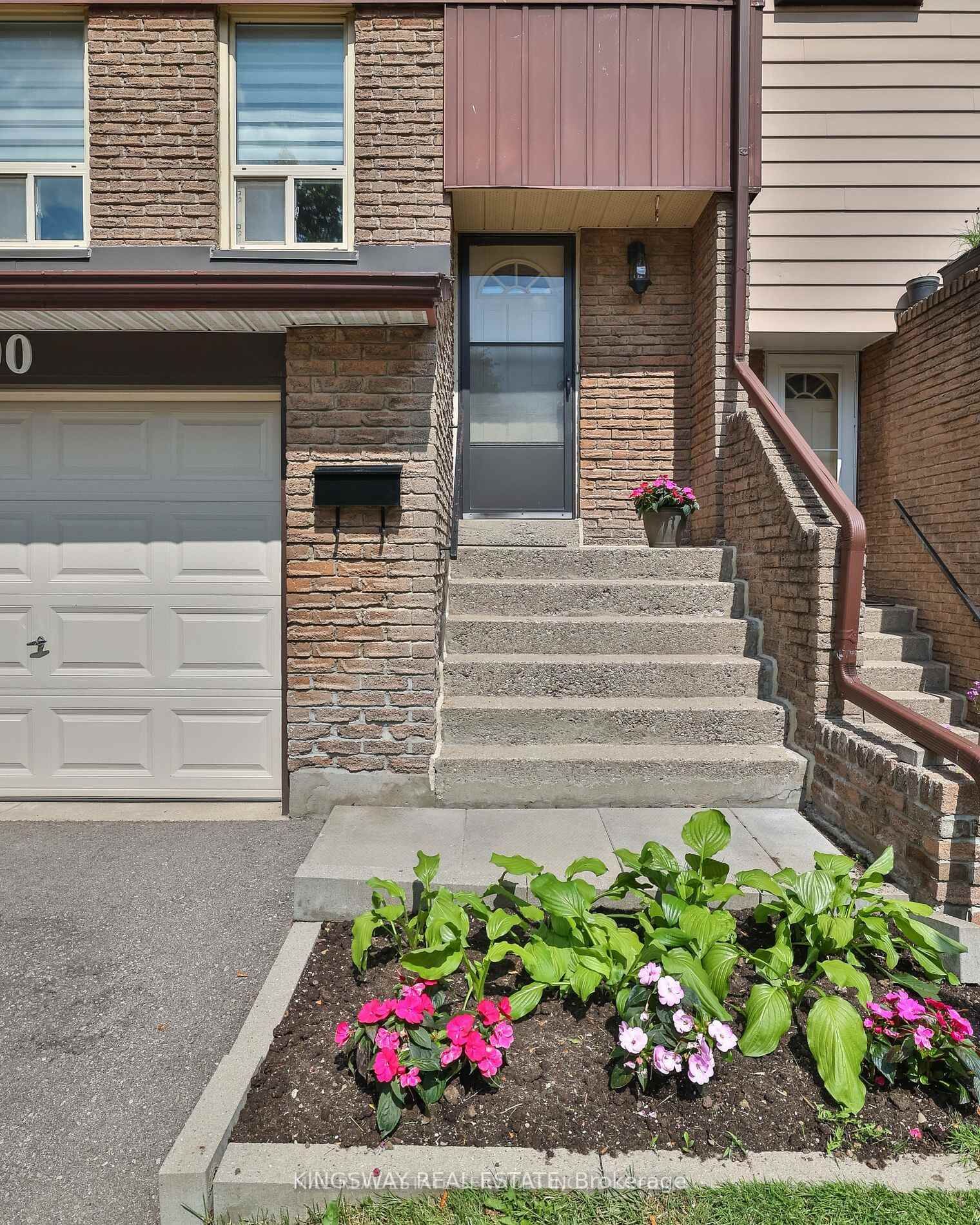 Property Photo:  1221 Dundix Road 90  ON L4Y 3Y9 