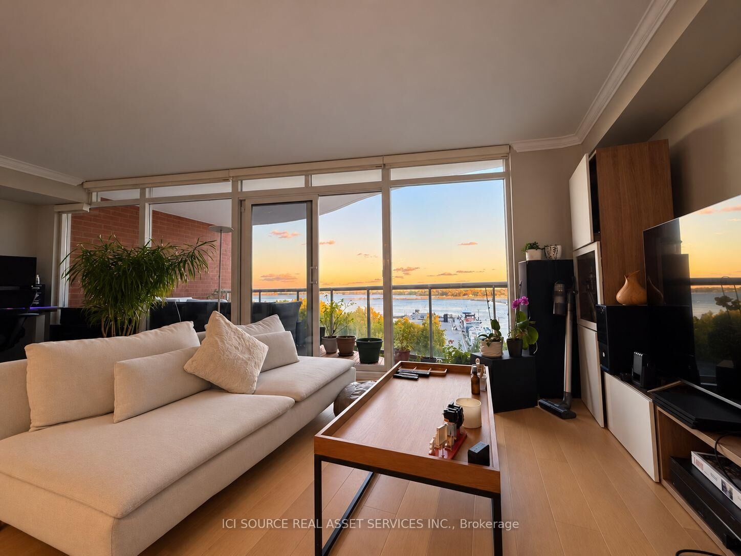Property Photo:  550 Queens Quay W 812  ON M5V 3M8 
