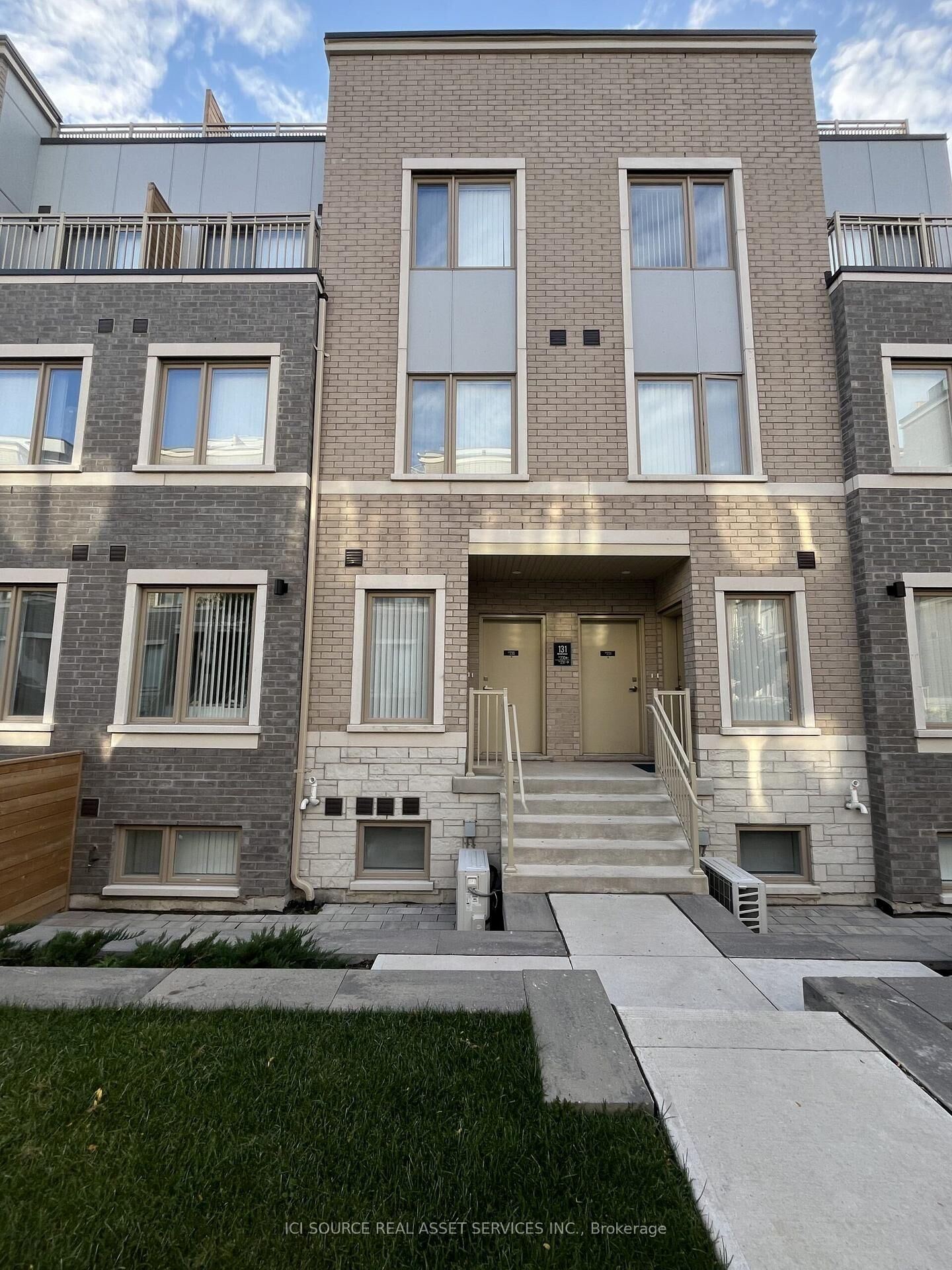 Property Photo:  131 Honeycrisp Crescent 230  ON L4K 0N7 