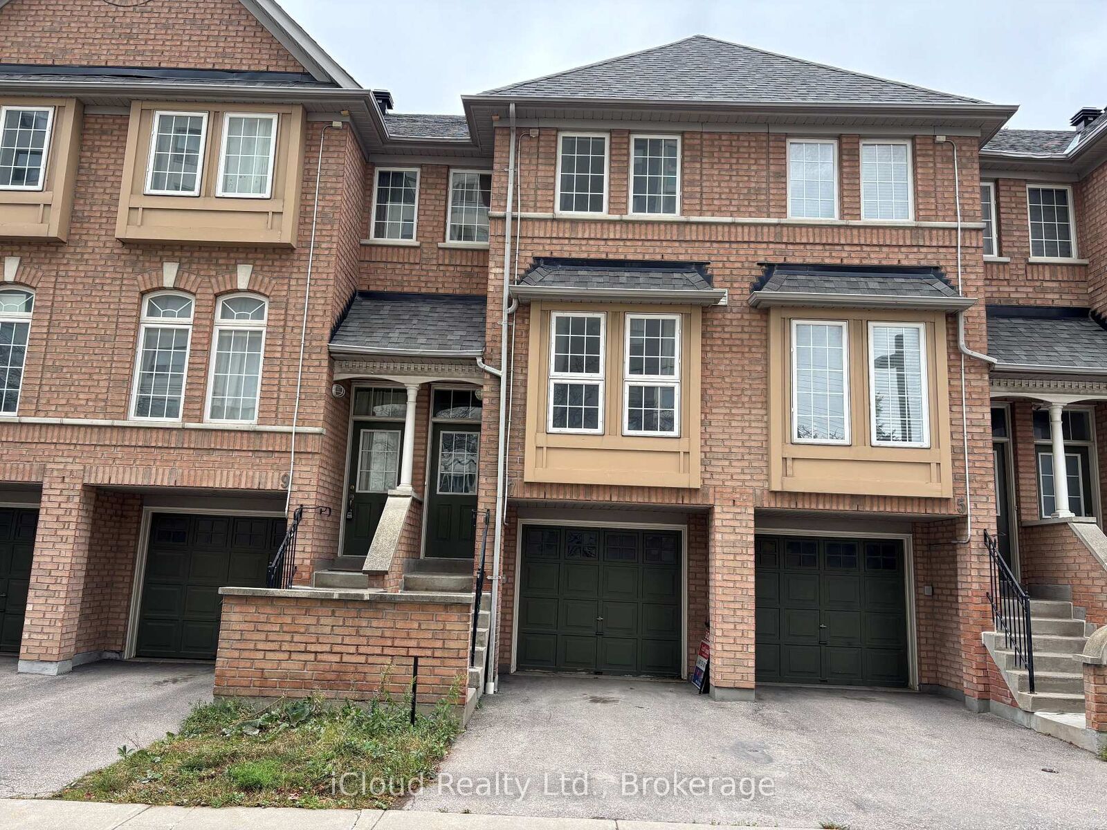 Property Photo:  50 Strathaven Drive 7  ON L5R 4E7 