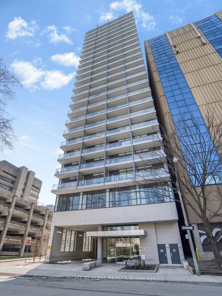 Property Photo:  210 Simcoe Street 914  ON M5T 0A9 