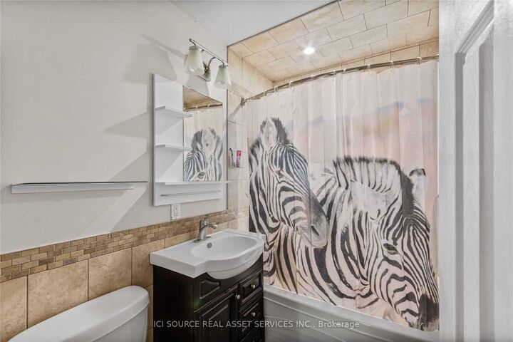 Property Photo:  1015 King Street Main Fl  ON L1N 5A7 