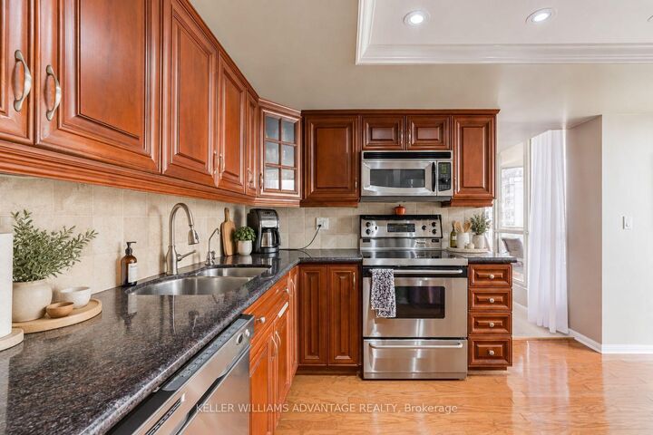 Property Photo:  55 Kingsbridge Garden Circle 2210  ON L5R 1Y1 