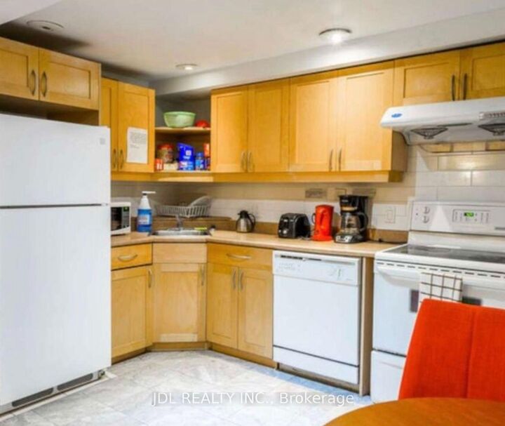 Property Photo:  118 Shuter St Street Master Room B, Main Floor  ON M5A 1V8 