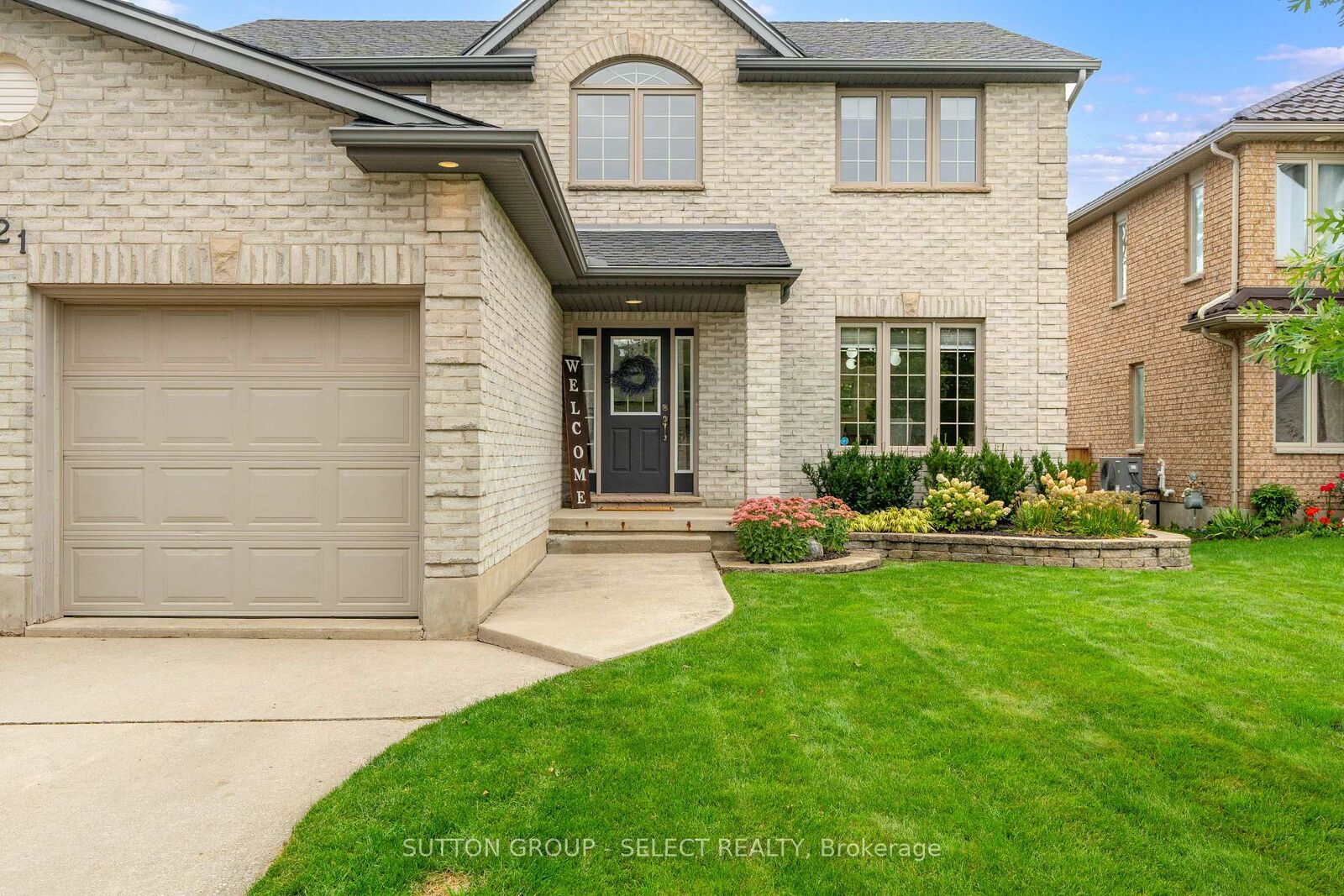 Property Photo: 121 Tanoak Drive ON N6G 5A1