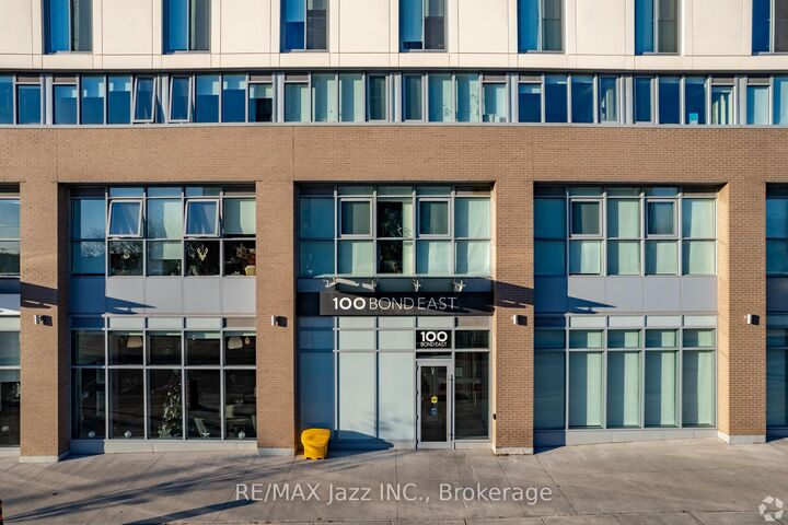 Property Photo: 100 Bond Street E 214 ON L1G 0E6