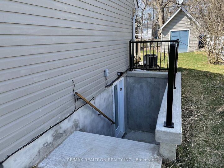 Property Photo:  82 Gunn Street 2  ON L4M 2H5 
