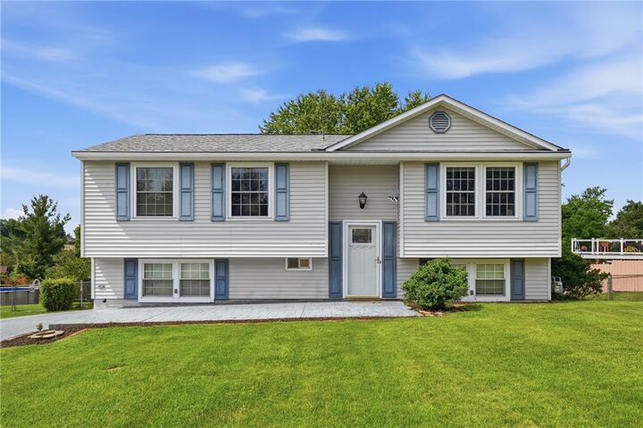 Property Photo: 113 Cranbrooke Dr PA 15108