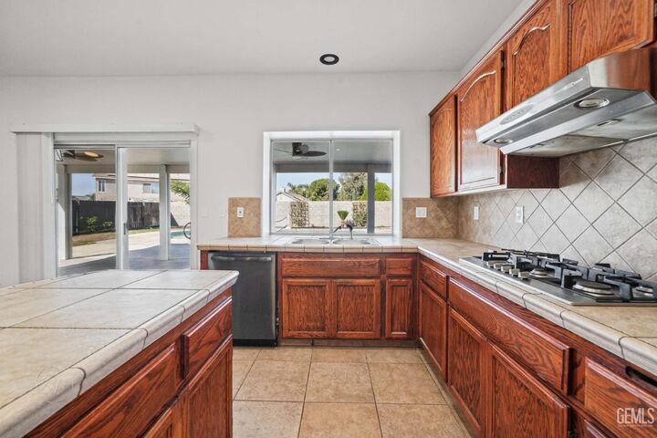 Property Photo:  9922 Balvanera Avenue  CA 93312 