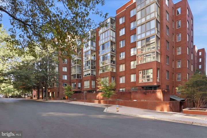 Property Photo:  1045 N Utah Street N 2-401  VA 22201 
