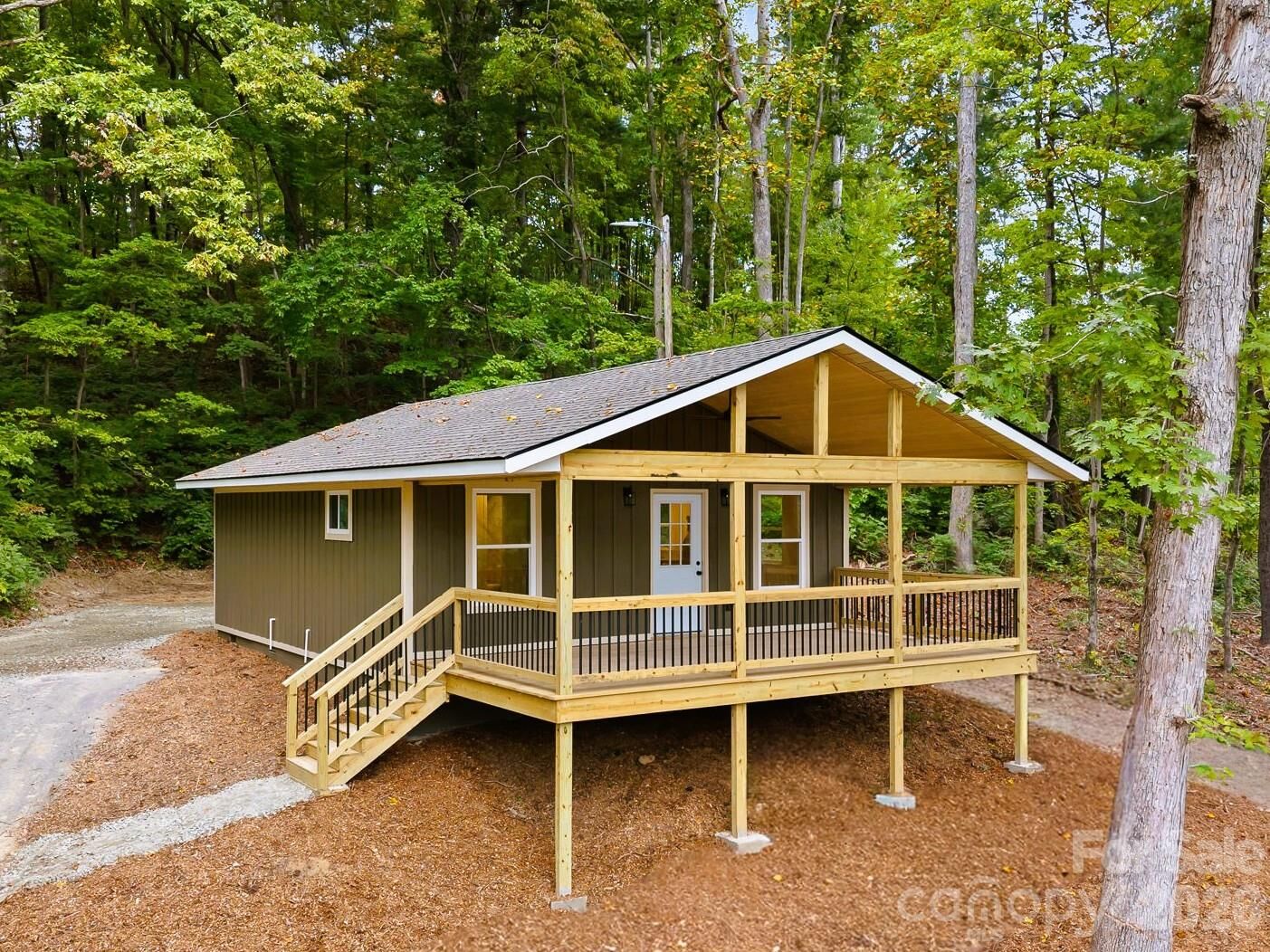 Property Photo: 202 Lyndhurst Drive NC 28791
