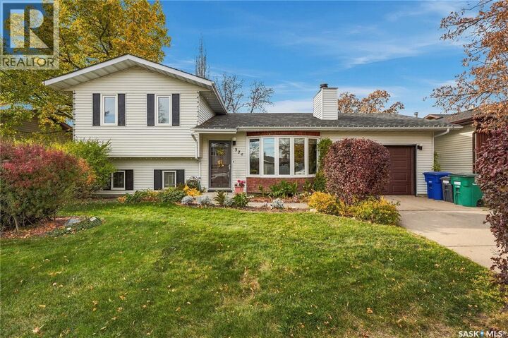 Property Photo:  374 Thain Crescent  SK S7K 6N7 