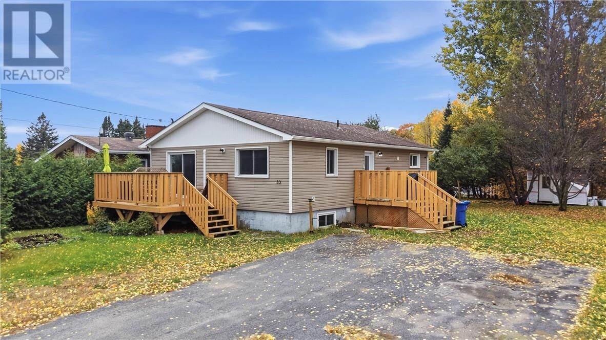 Property Photo:  33 Pembroke  ON P2B 3G7 