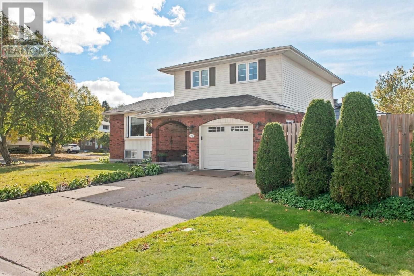 Photo de la propriété:  70 Country Club Pl  ON P6A 6B6 