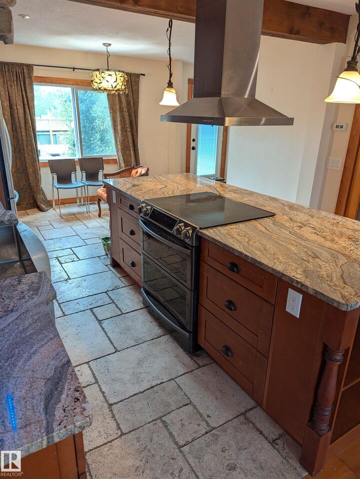 Property Photo:  18729 95A Avenue NW  AB T5T 3W4 