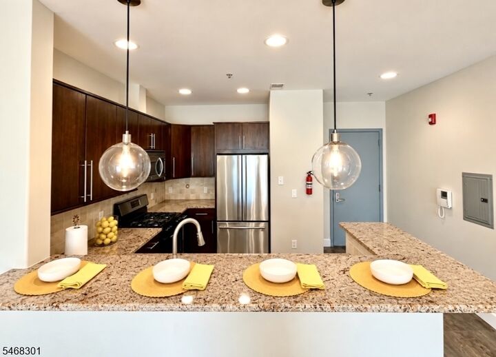 Property Photo:  130 South St Apt 2D  NJ 07114 