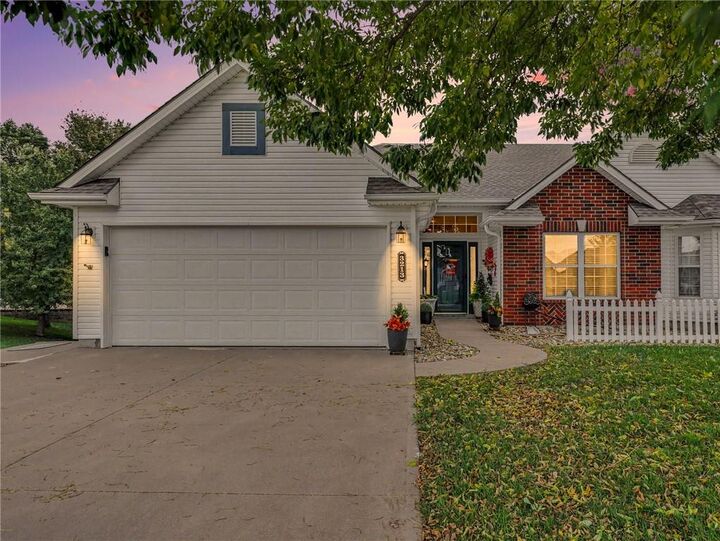 Property Photo: 3213 Devonshire Drive MO 64079