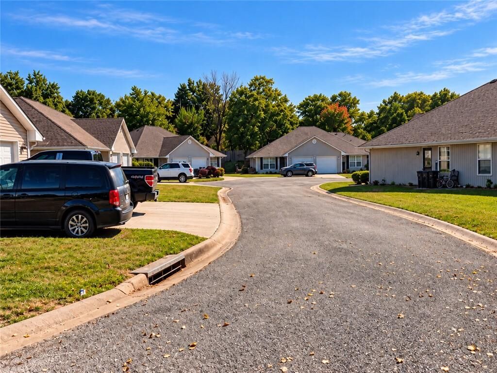 Property Photo:  516 Johnson Drive  MO 64076 