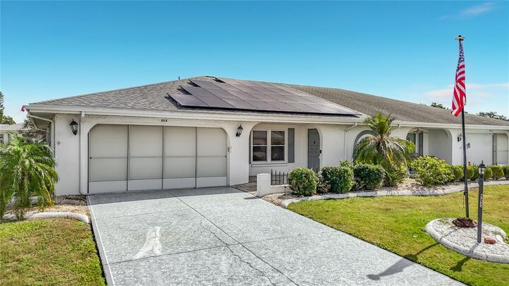 Property Photo:  905 Bluewater Drive  FL 33573 